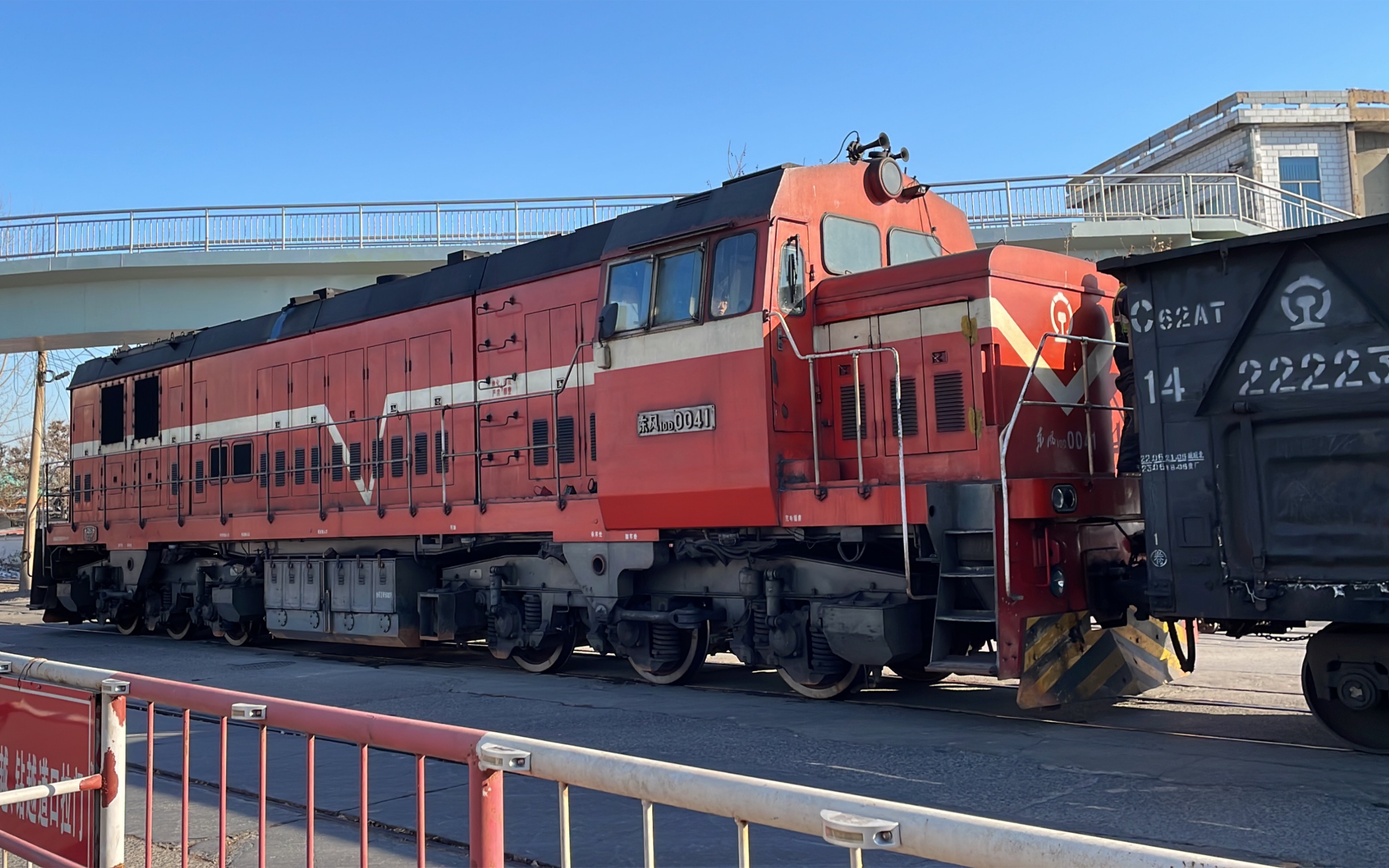 山东铝业有限公司铁路专用线西山路道口df10d0041推进敞车通过进入