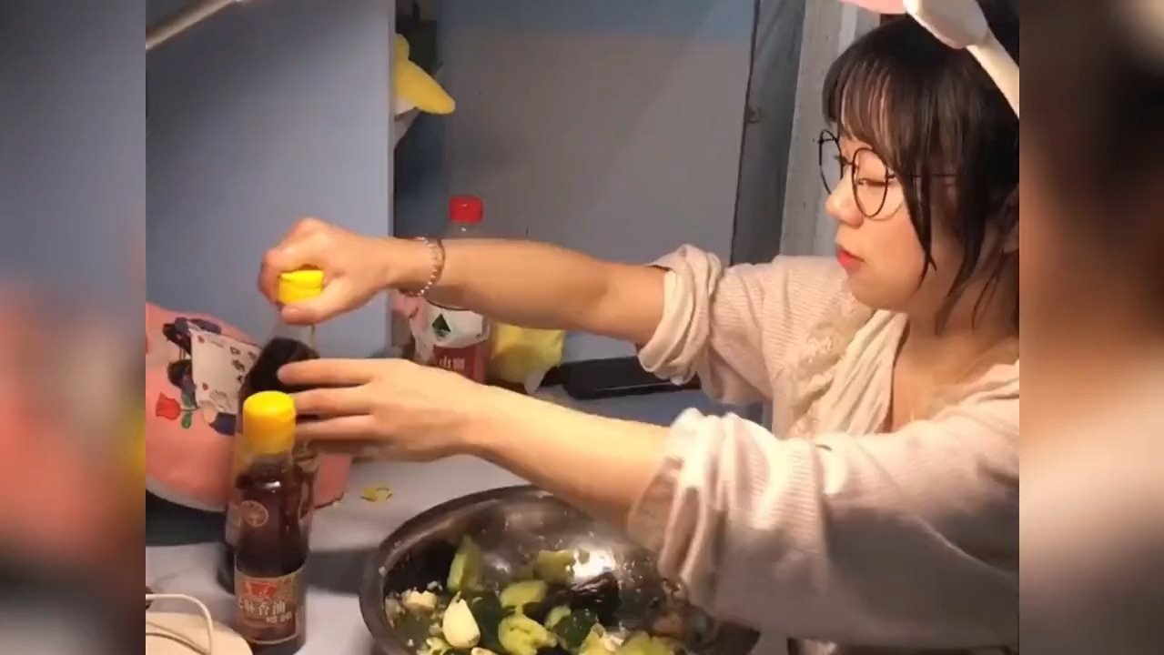 盘点拧不开瓶盖的女生.女生的手不是拧瓶盖的,是拧男票天灵盖的.