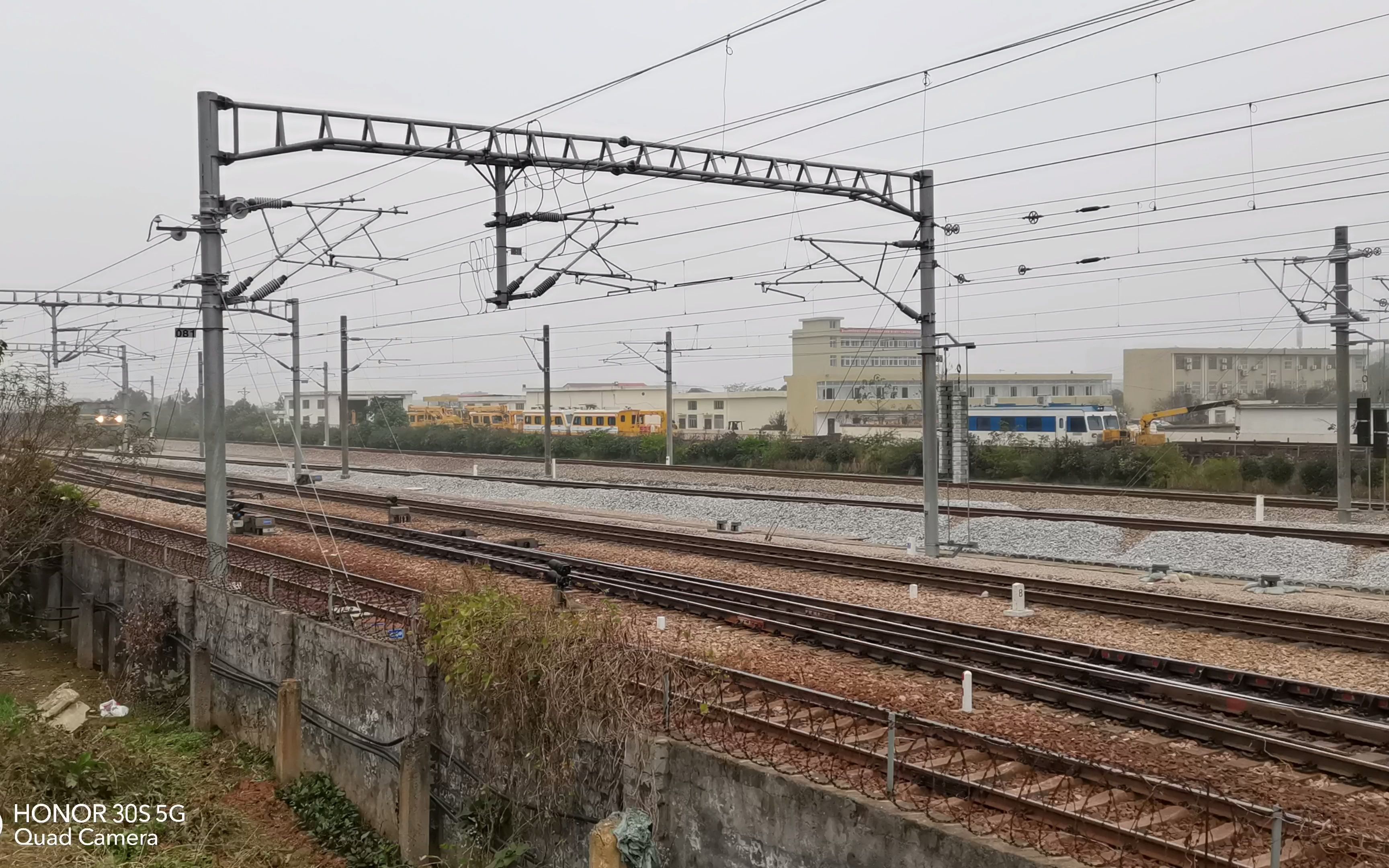 广铁株段df4b3577牵引混编货列进永州站