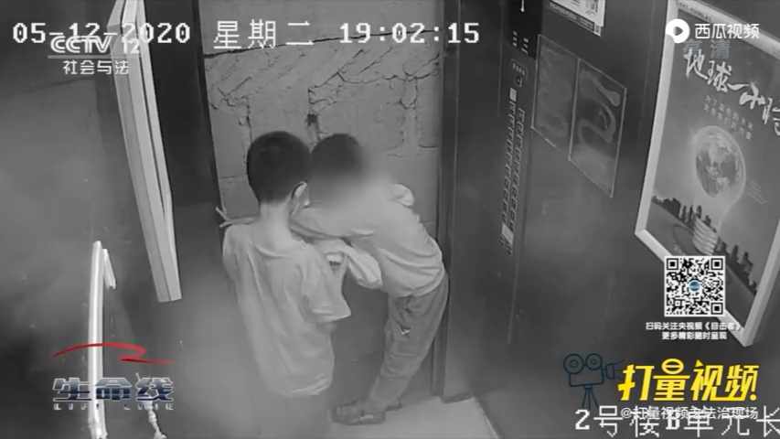 熊孩子扒拉电梯门被困