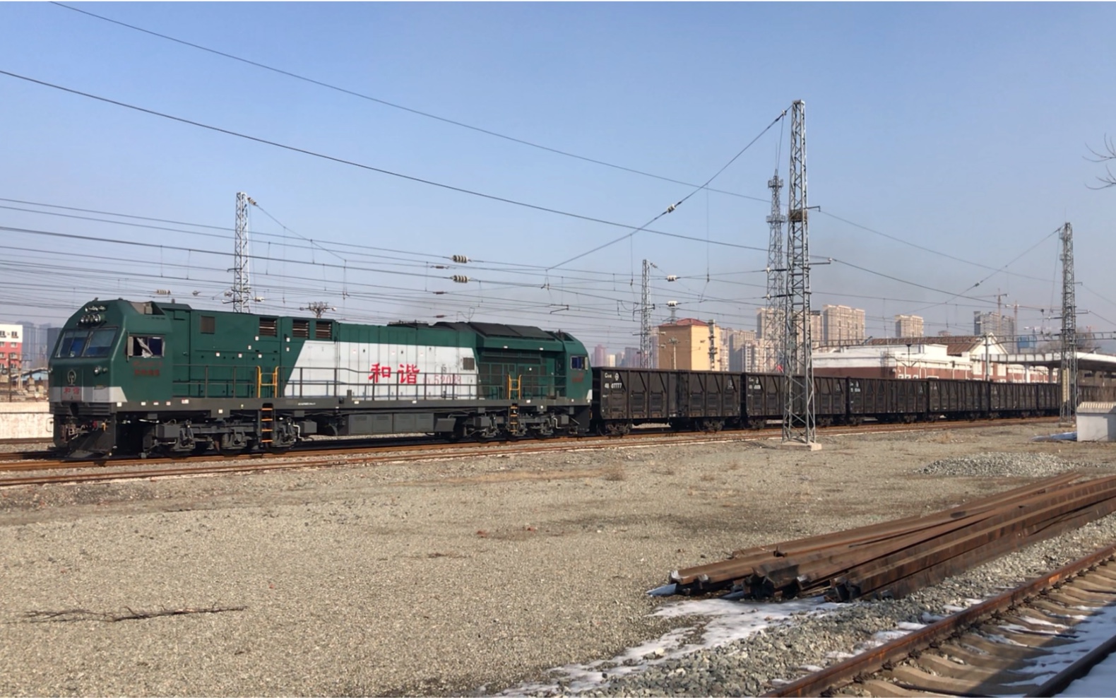 苏抚线榆树台站沈局梅段hxn52033双司机室2000系机车牵引上行43198次