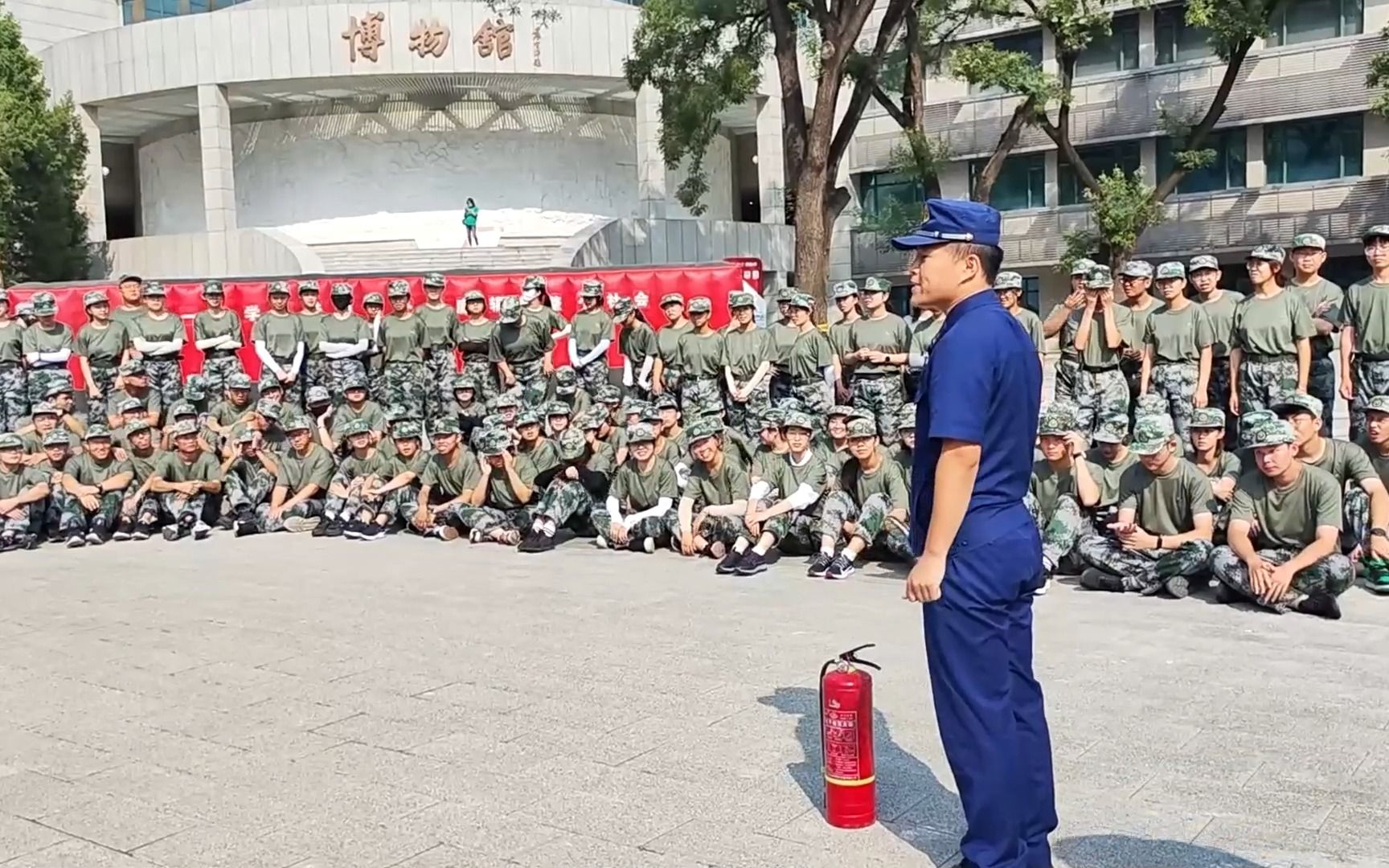 “平安蓝”与“迷彩绿”携手锻造人大人青春底色,2023级军训本科新生全员完成消防培训.哔哩哔哩bilibili