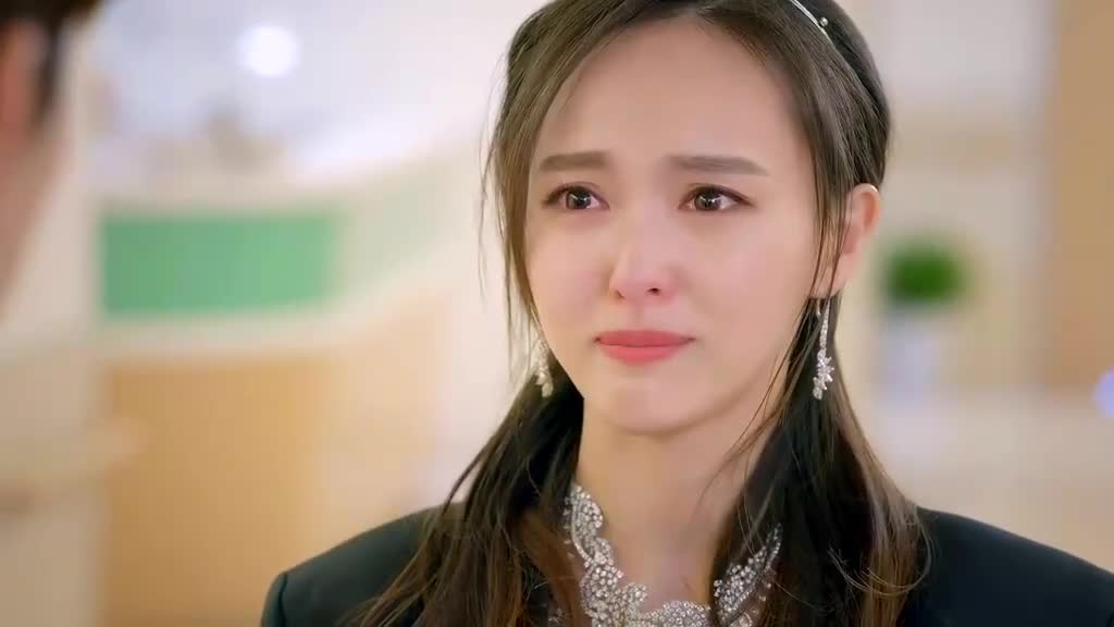 米朵哭着解释自己是没办法才整容,萧亮还不不肯原谅她