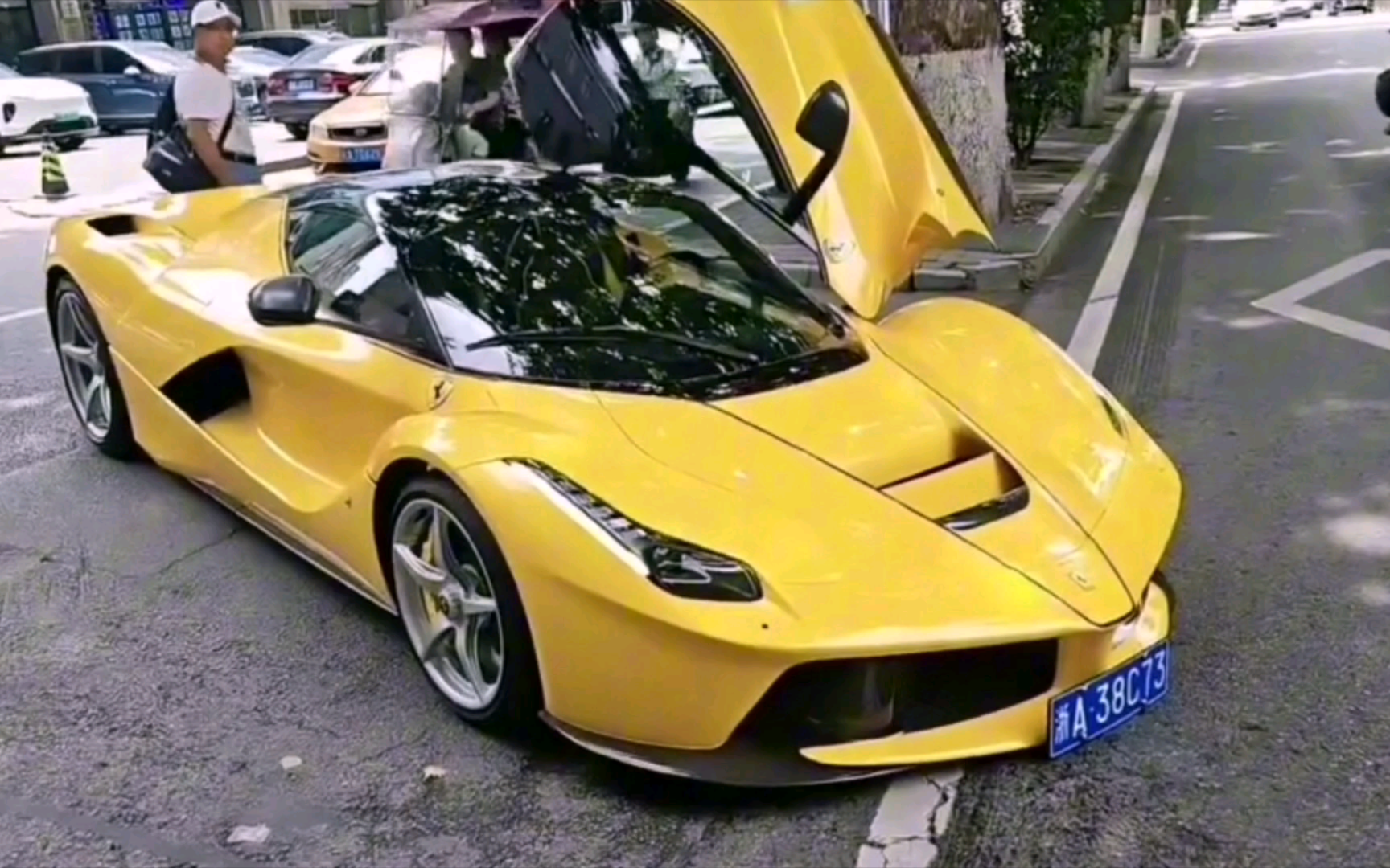 完了,拉法蹭到底盘了#小小小酷哥#法拉利拉法/20240718