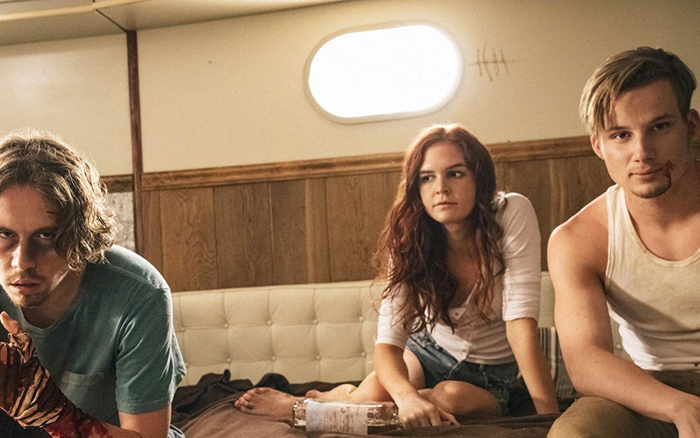 加拿大恐怖电影《渔枪》拷问人性的惊悚喜剧 三个年轻人困死游艇 抽签