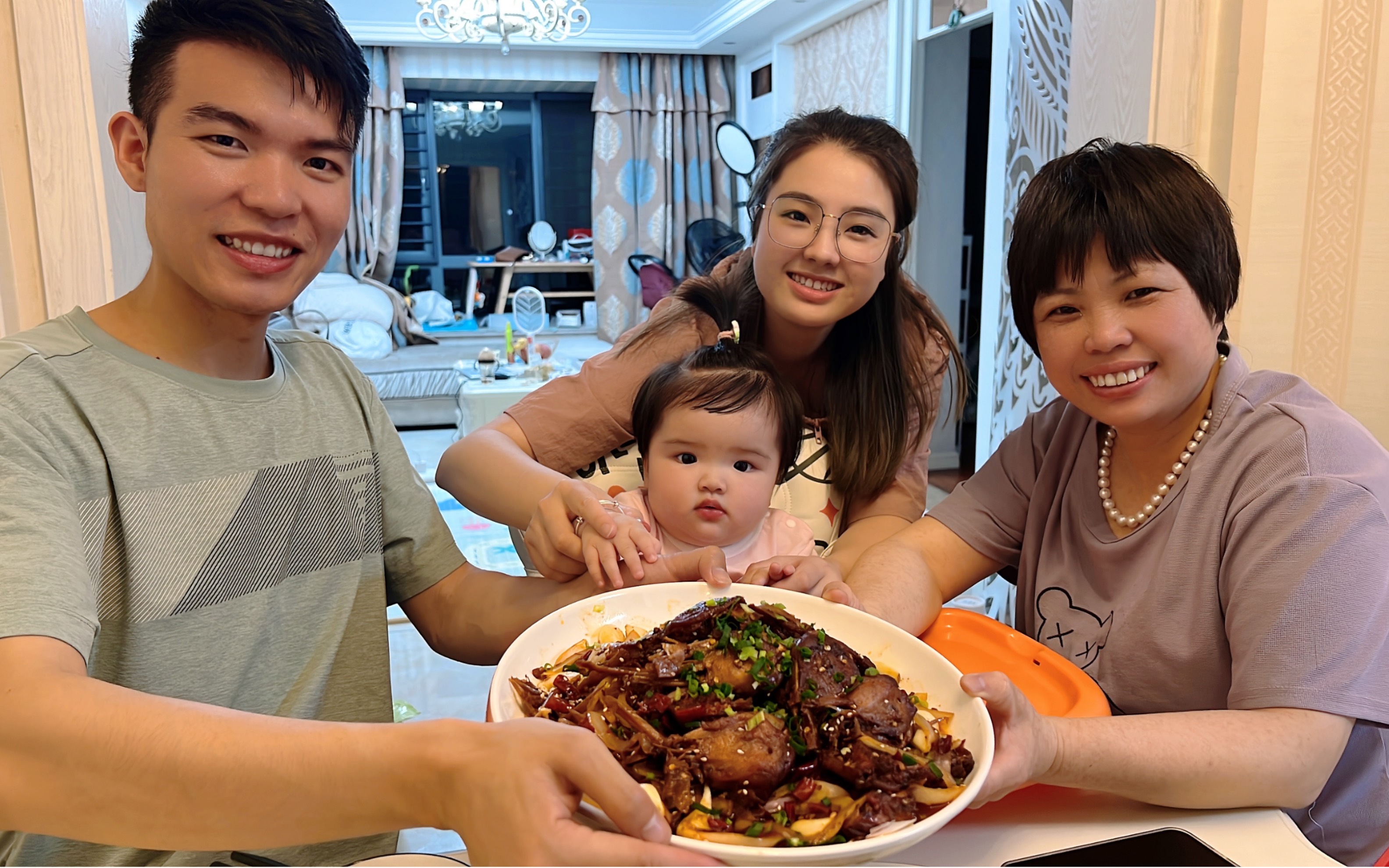 老肖烧干锅鸭头,味道太香小美放弃减肥,小七月新发型引爆笑