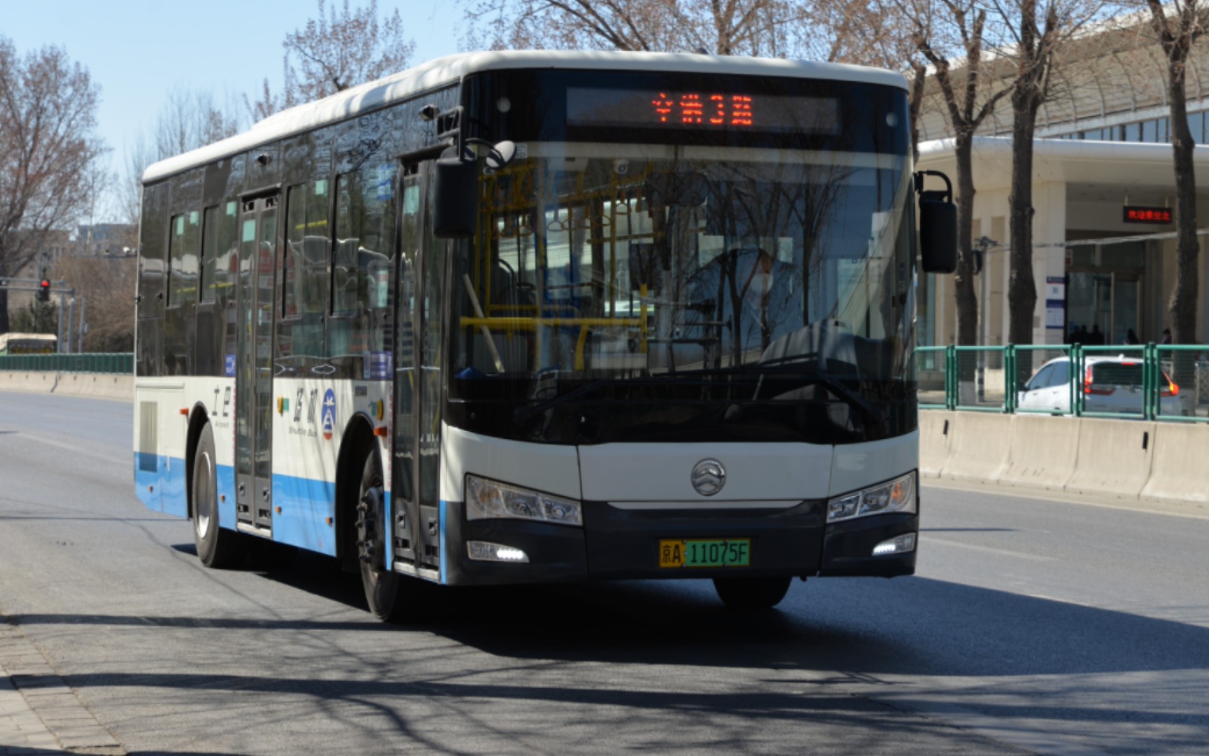 北京空港巴士空港3路十米金旅川流柴电混动运行视频