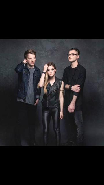 Against The Current(逆流乐队)成立于纽约的一个年轻的流行/摇滚乐队.哔哩哔哩bilibili