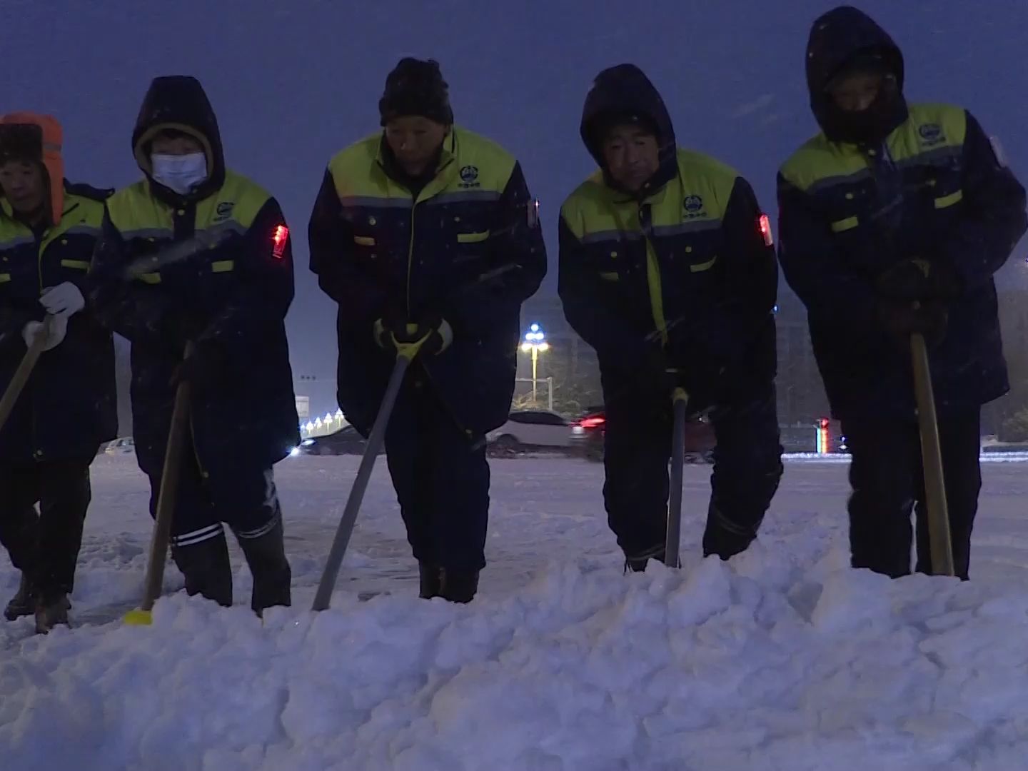 一夜雪落 一夜坚守|山东各地连夜清雪除冰保畅通.#冰雪中的守护哔哩哔哩bilibili