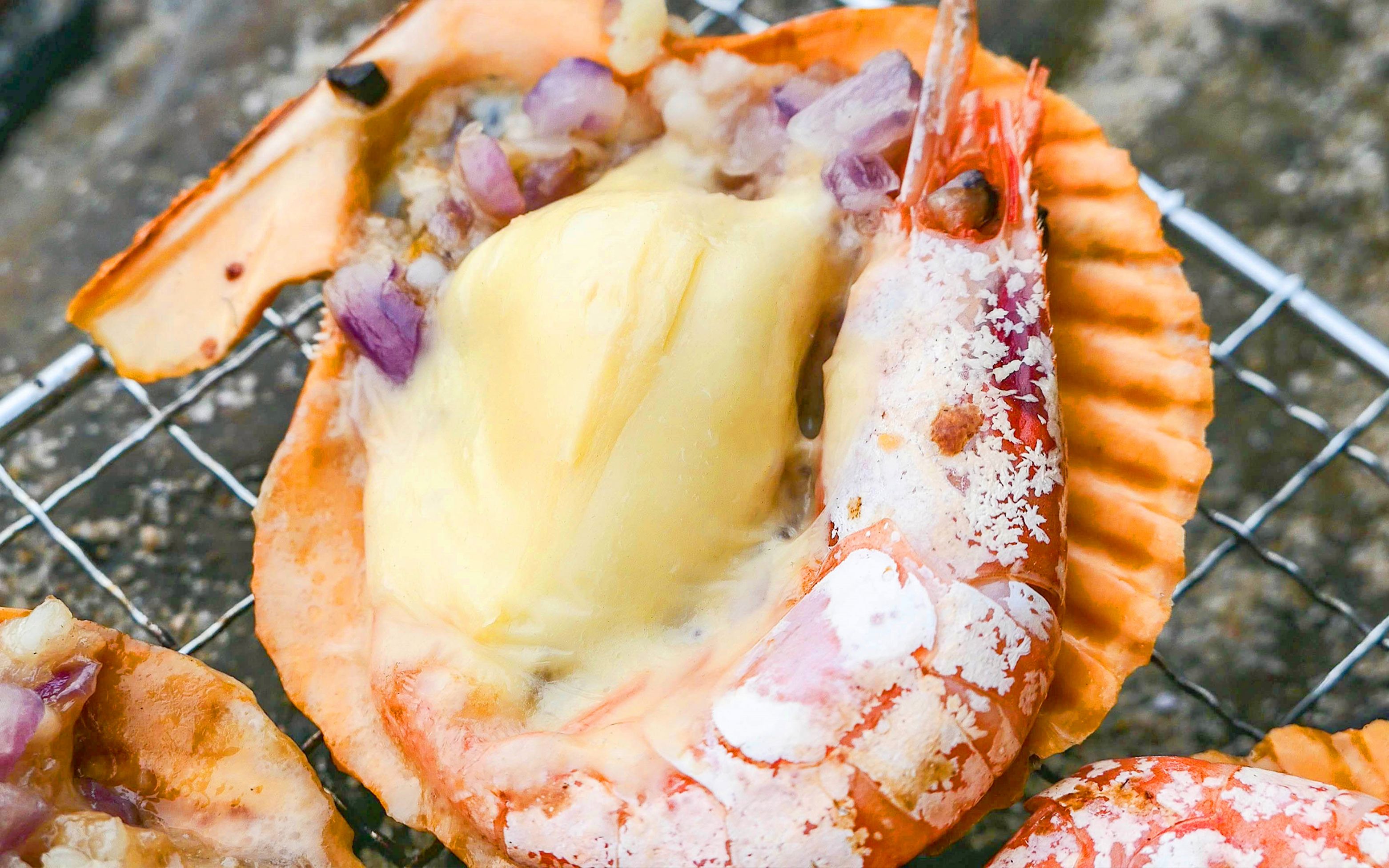 用扇贝烤的芝士北极虾,外表焦香嫩滑,里面的海鲜却鲜甜无比