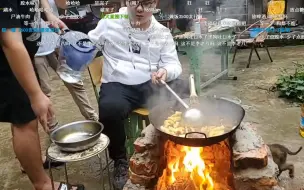 下载视频: 缝合山庄:懂懂李老厨亲自做菜啤酒牛肉，黑狗拆台破防八哥