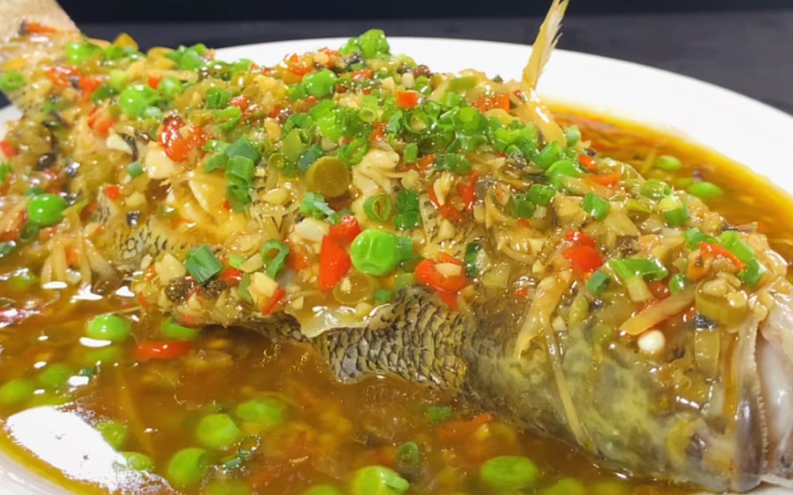 捡来的鲈鱼学我这样做个跳水鱼试试,麻辣鲜嫩,开胃好吃又下饭_哔哩