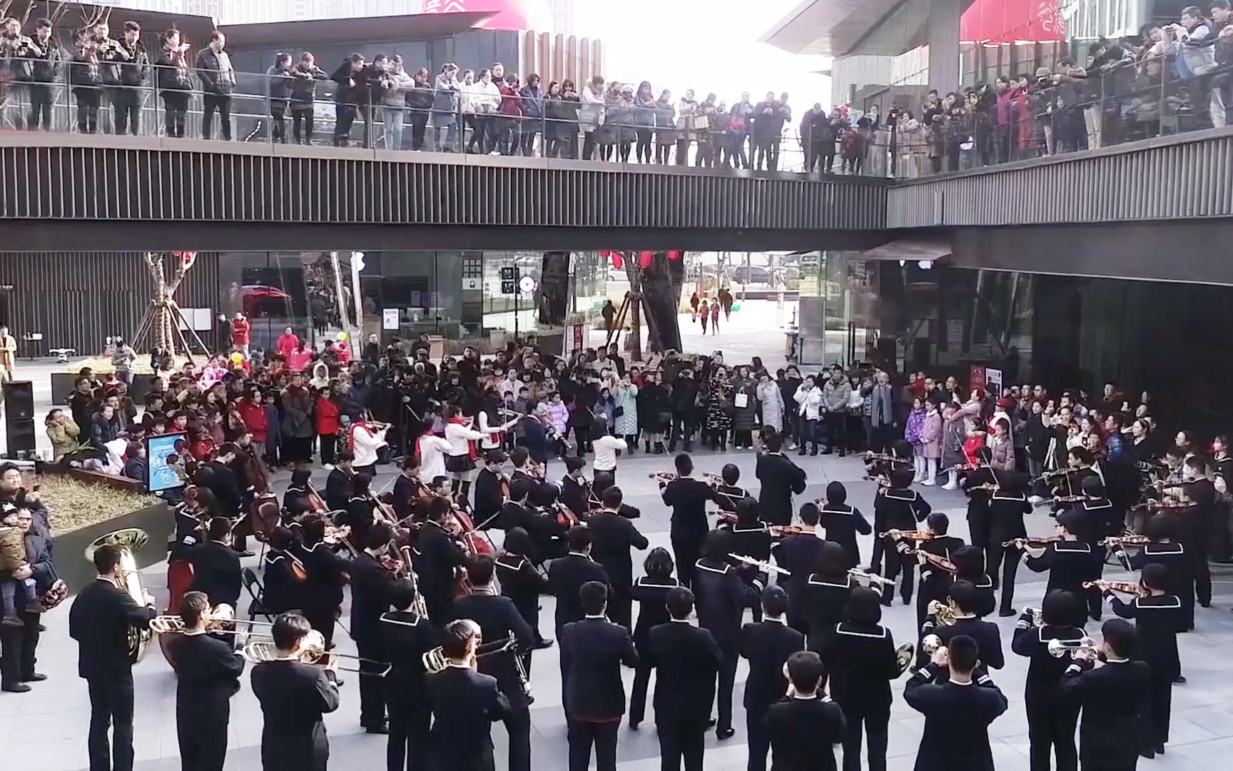 [图]城市广场，童声突然唱响《我爱你中国》感动现场市民，祝福祖国