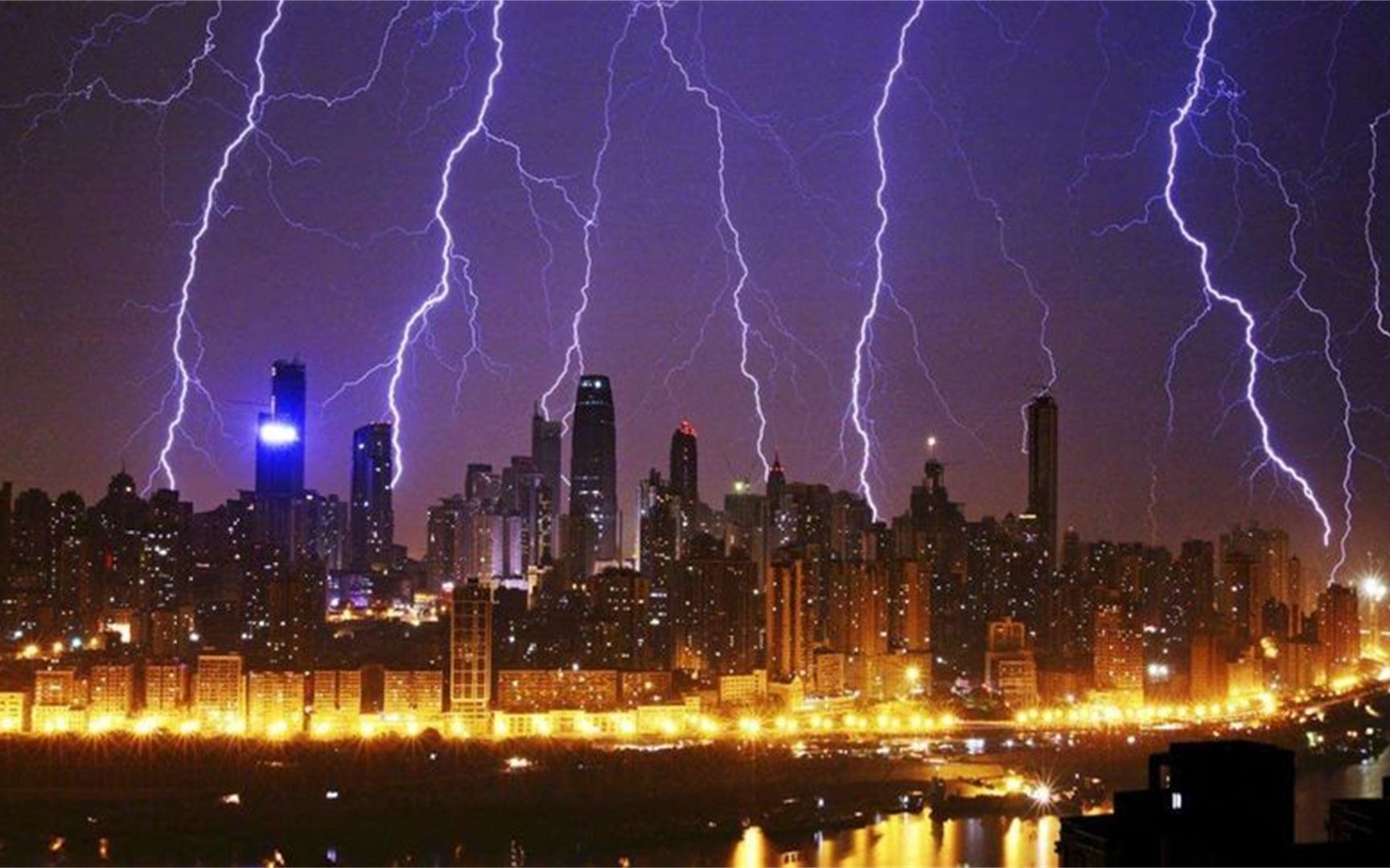 石家庄出现强雷暴!每分钟闪电超百次!看这18秒打了多少次闪?