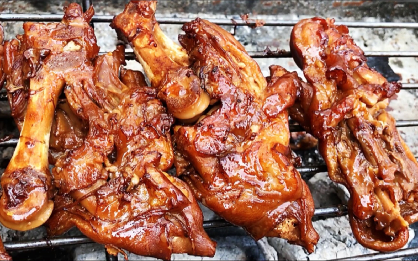 三个烤猪蹄五十串羊肉串,配着二锅头,吧唧一口肉,吧嗒一口酒,真过瘾!