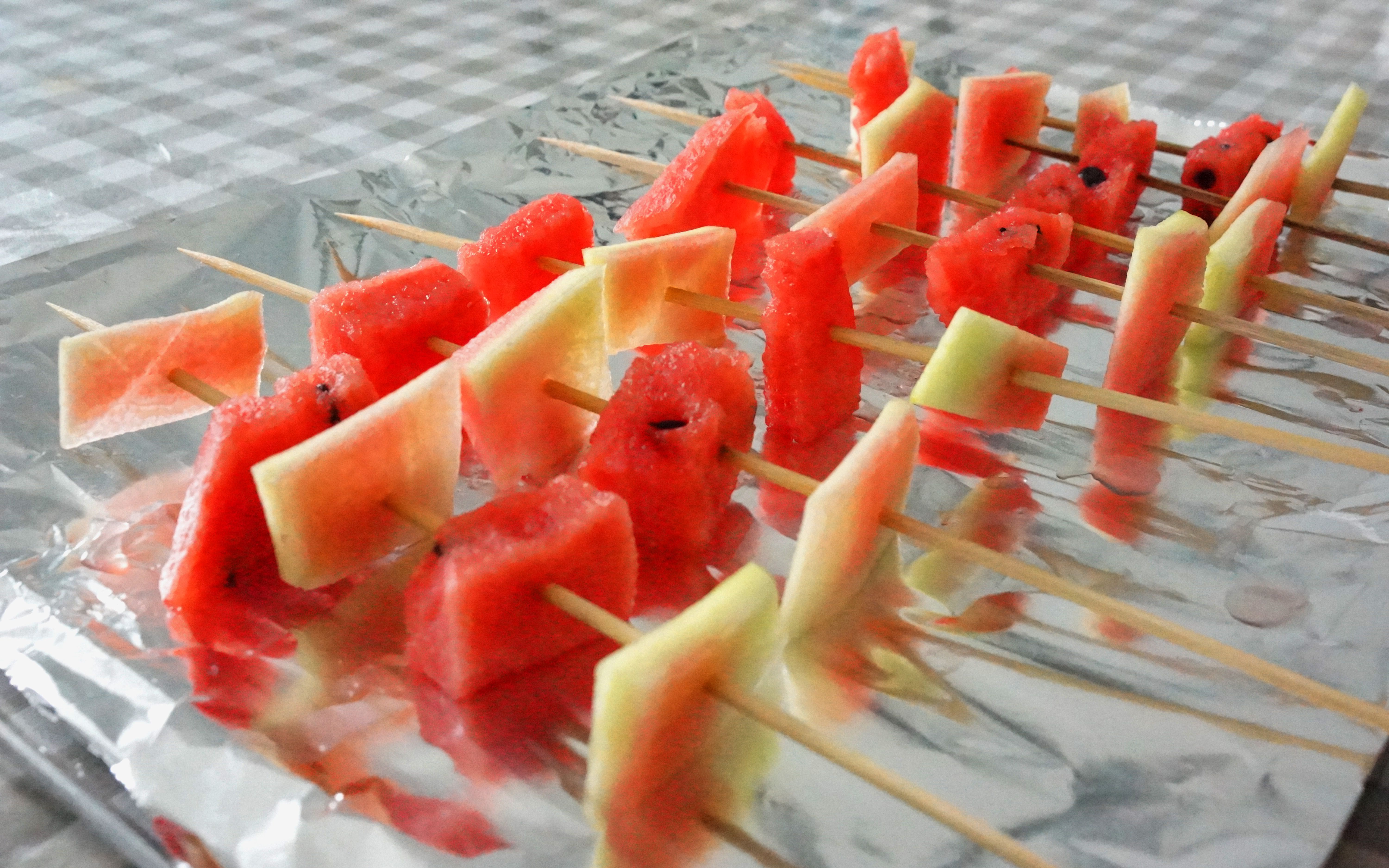 实验:烧烤西瓜,烤完吃货们疯抢