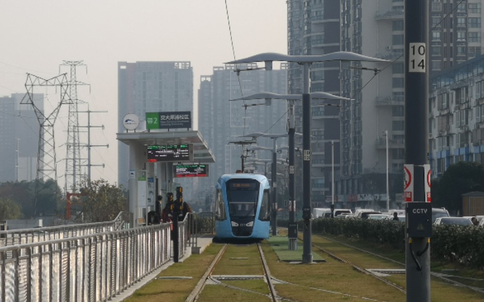 成都有軌電車蓉2號線交大犀浦校區站列車進站