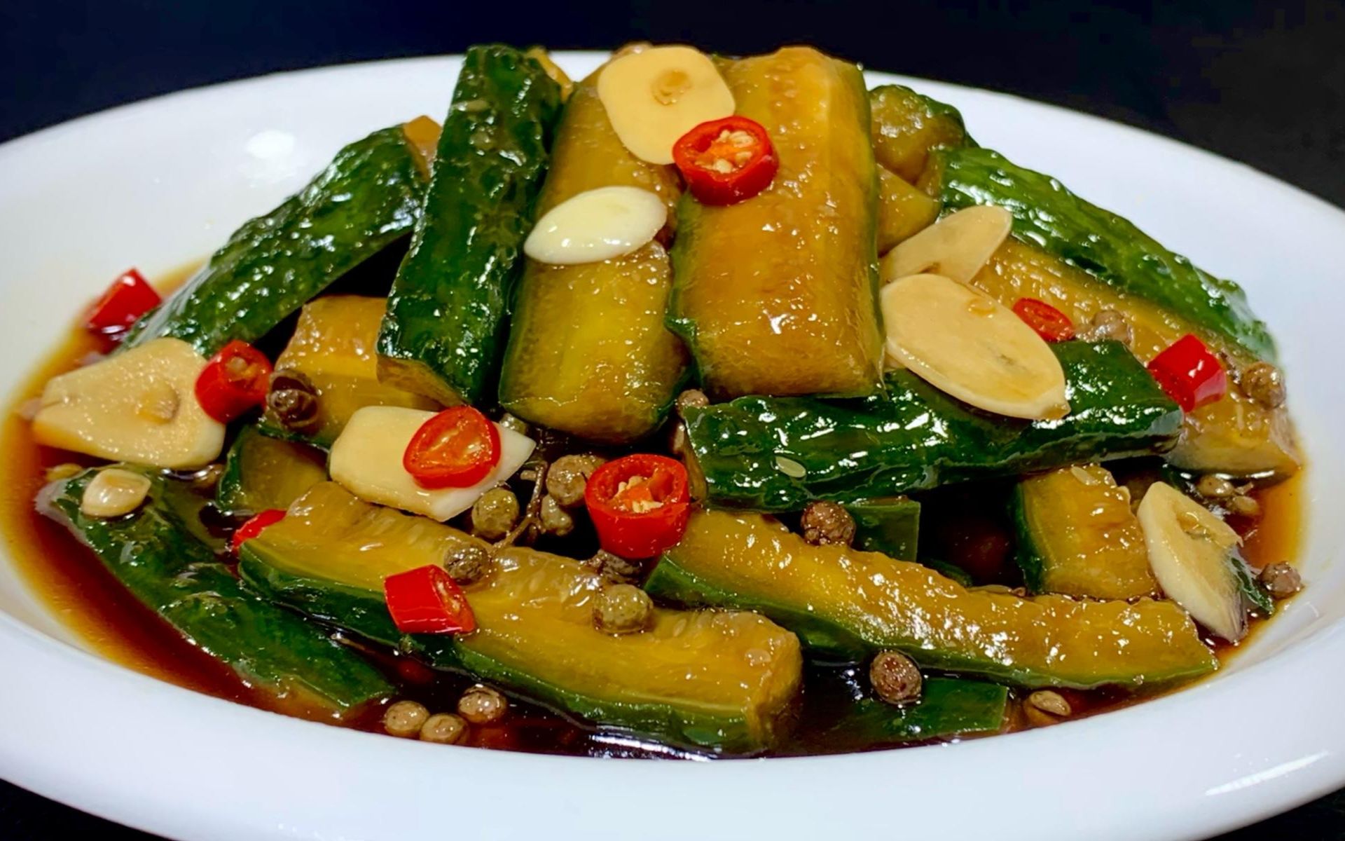 这才是醋腌黄瓜最好吃做法,一次做20斤不够吃,放半年不会坏,香