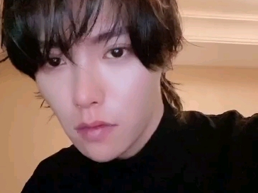 【鱼粮抖音】202011 19:14 | 我感觉和原版发型差不多#撩发一指禅