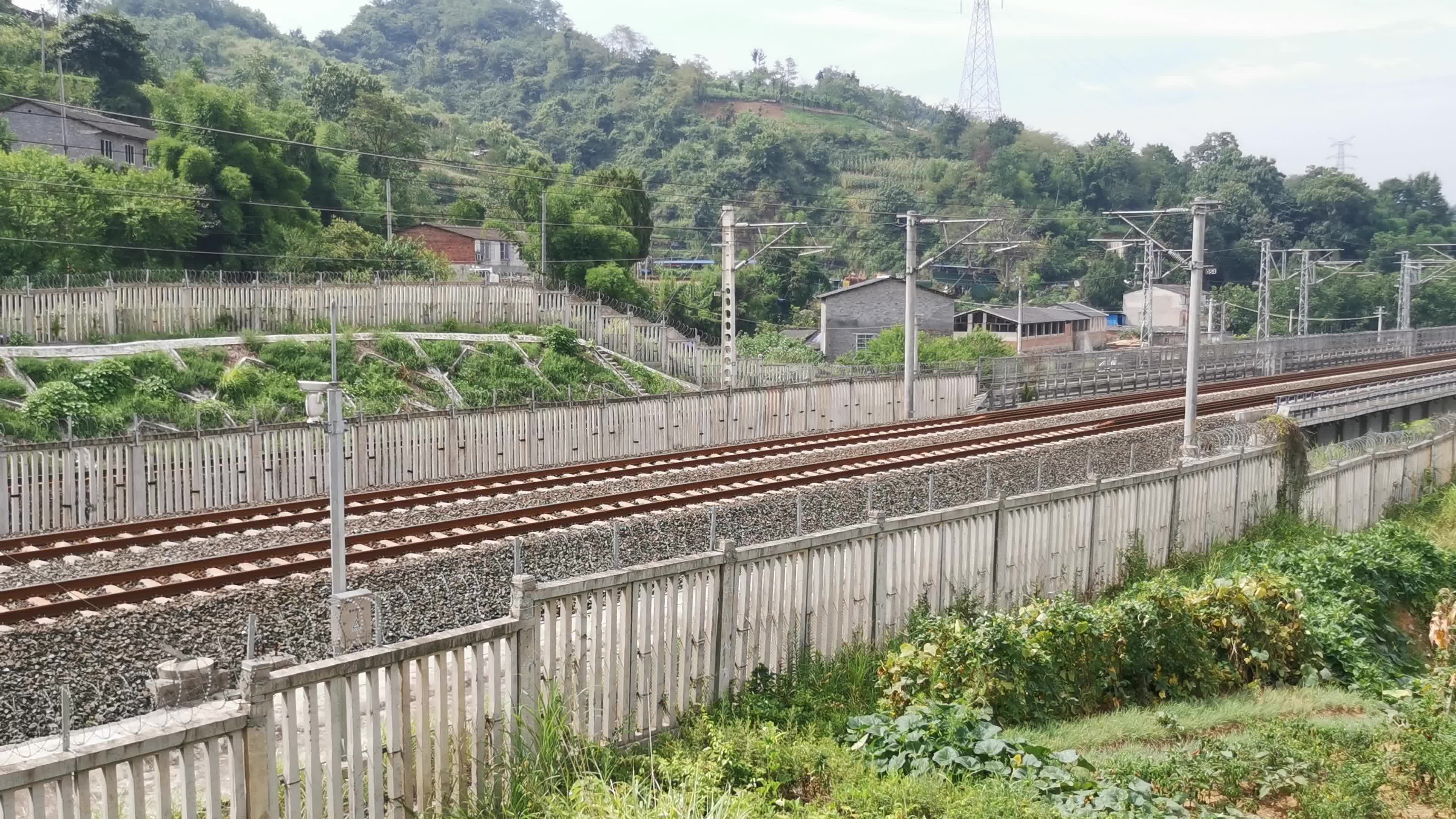 D8580次(贵阳北站重庆西站)本务成都动车段CRH1A1031+CRH1A1030高速通过渝贵铁路遵义大道桥下哔哩哔哩bilibili