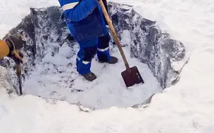 凿开一米多深的冰层，挖出冰洞捕捉极品鱼，美滋滋！