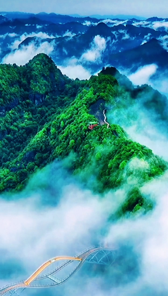 云雾缭绕人间仙境