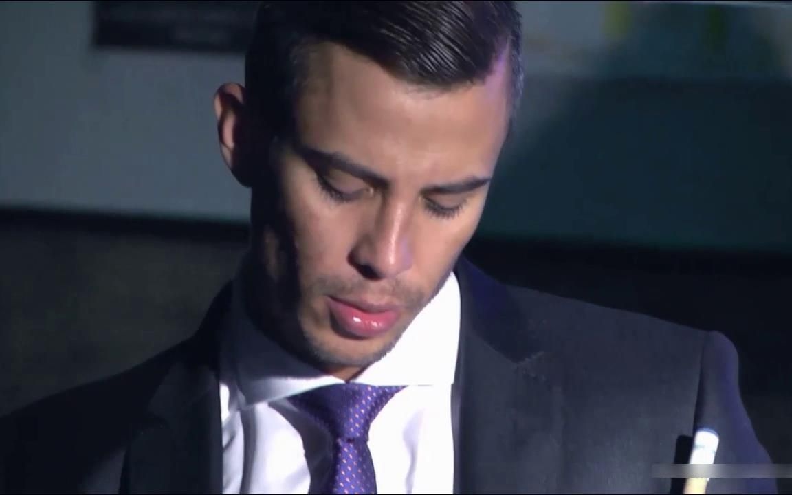 【西装play】maikelcash自己玩桌球,denis vega在一旁偷窥,结果被发现