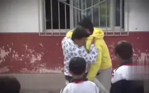 Скачать видео: 变形计：张赢天不听话 王晨正就开始发狠殴打他，一顿电炮加飞脚！