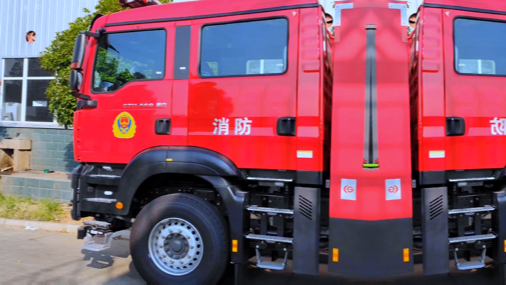 国六重汽汕德卡后八轮泡沫消防车9吨水3吨泡沫#汽车人共创计划 #泡沫
