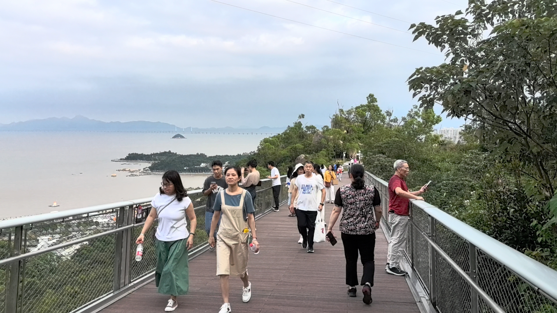 珠海太阳能板座位充电手机等设备,中国科技每天都令我惊喜.大自然超赞景色哔哩哔哩bilibili