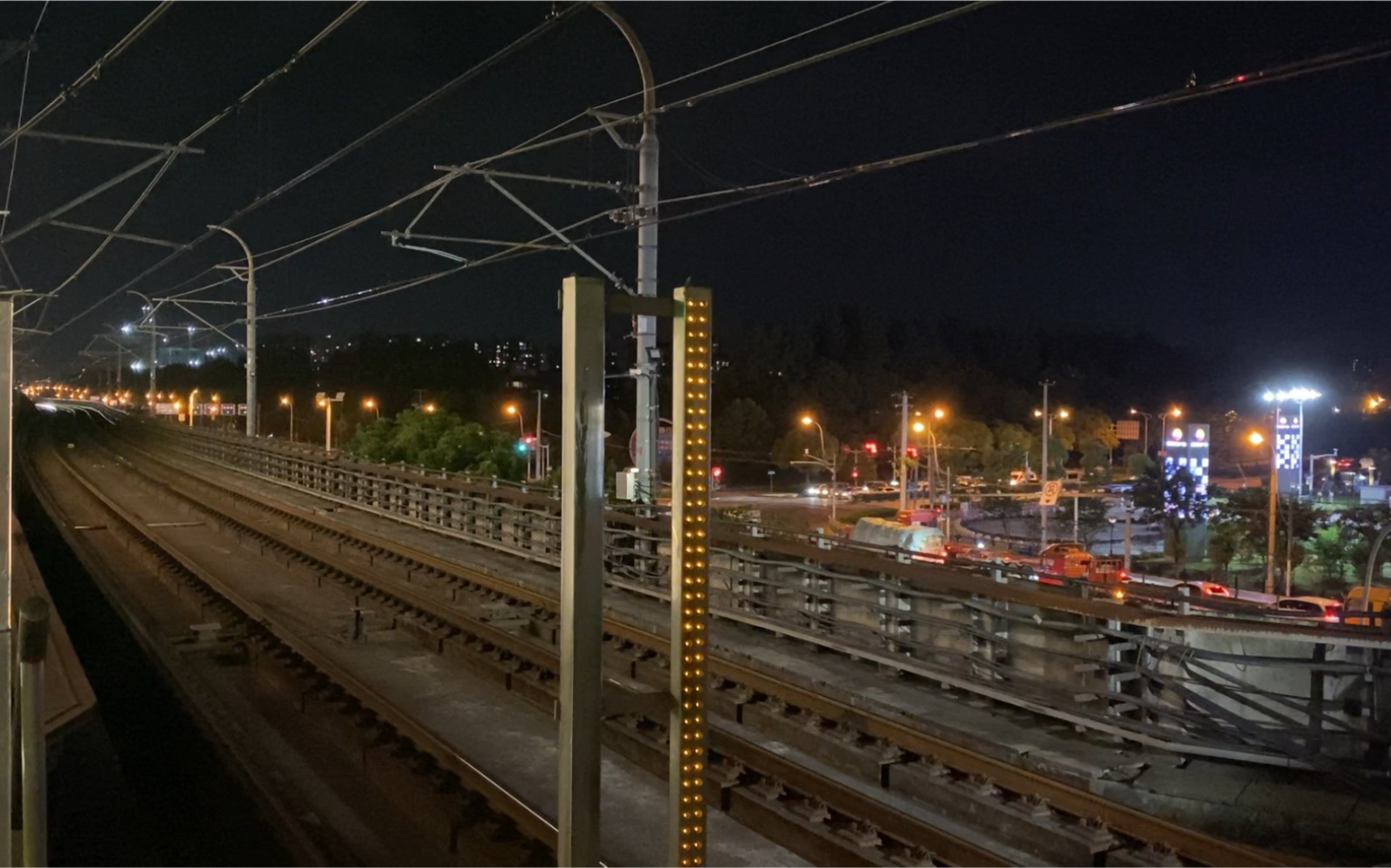 上海地铁1号线友谊西路站钢二交会胖头鱼