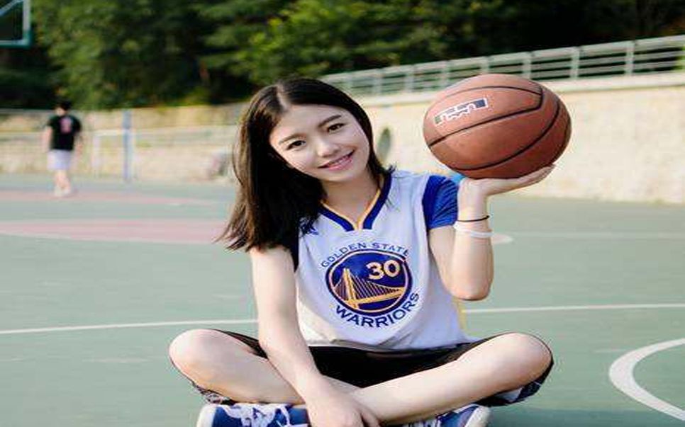 库里女球迷深爱篮球变向转球拉杆样样精通