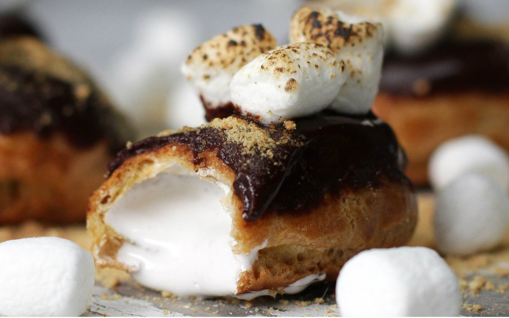 【美食一分钟/中字】如何用饼干做闪电泡芙 mini smores eclair