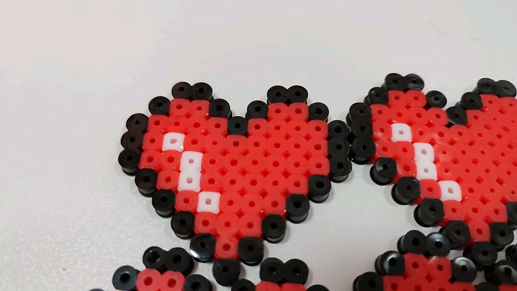 活动  给孩子同学的拼拼豆新年礼物 爱心拼豆