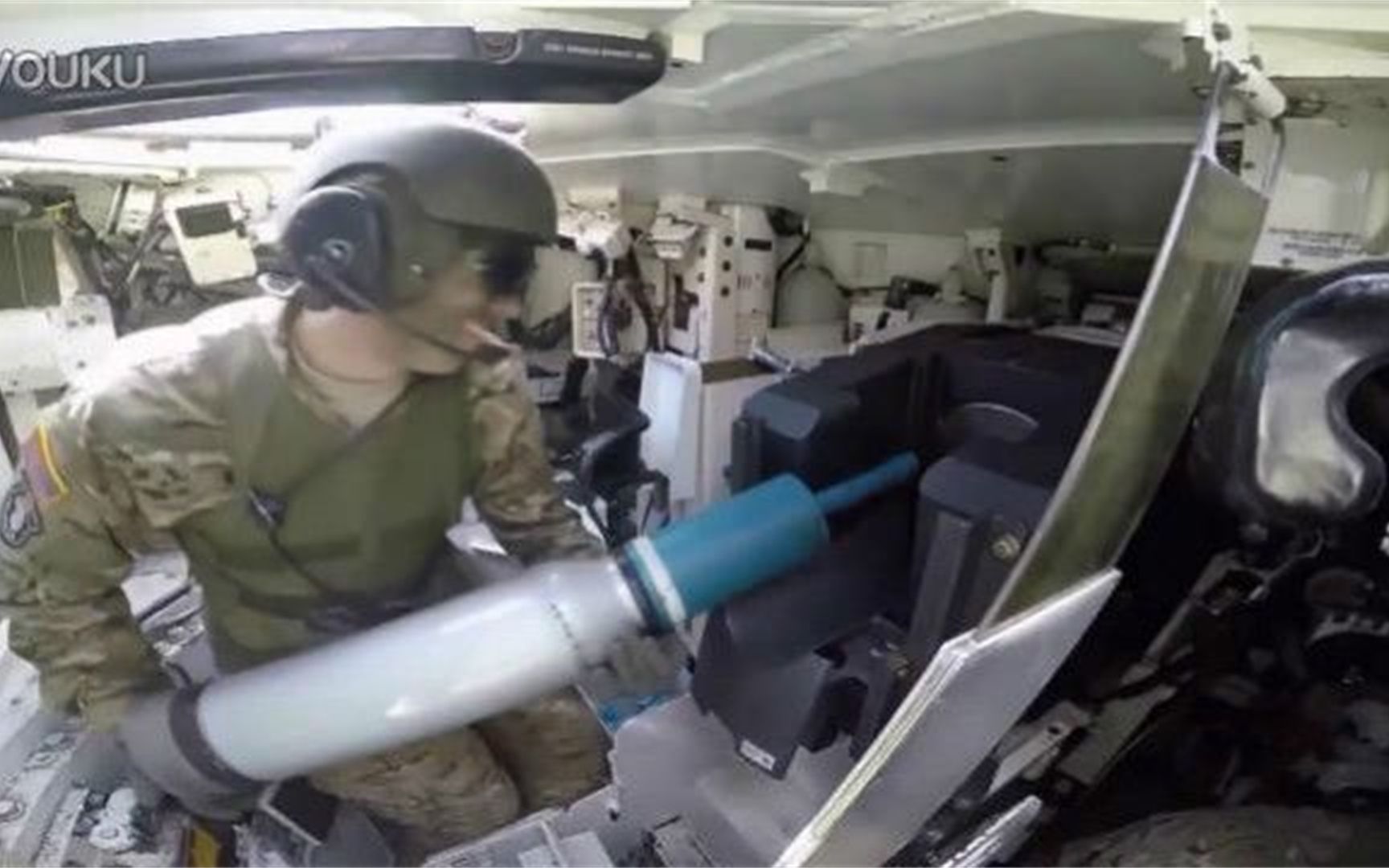 实拍艾布拉姆斯主战坦克装填手人工装弹射击训练