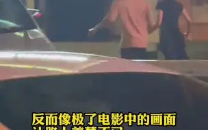 Tải video: 雨中一男一女忘记带伞，牵手冒雨优雅奔跑，路人:像电影一样美好