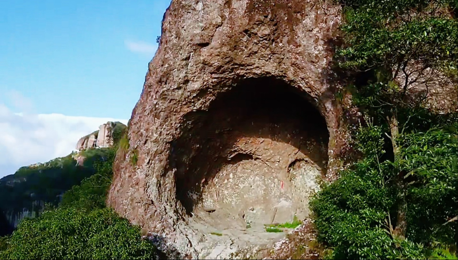 永嘉陡门山仙人洞是一处天然火山岩洞,位于陡门村百