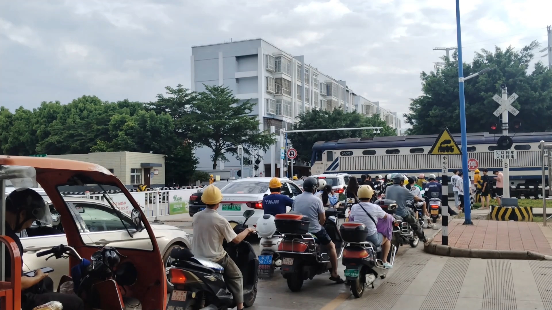 【昆河米轨】昆局昆段df21-0001 df21-0008推挽式牵引货列通过祥云路