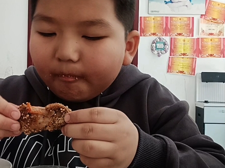 今我孙子自己做的烤鸡胸肉还有鸡翅我又炒的木须肉