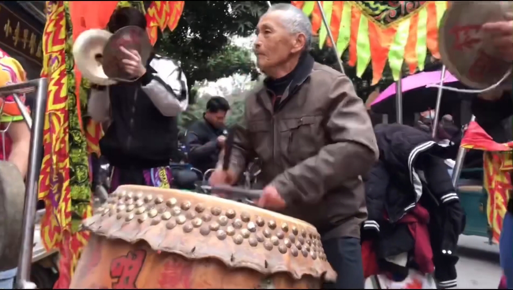 [图]老师傅打得一手好鼓!姜还是老的辣，高手在民间!