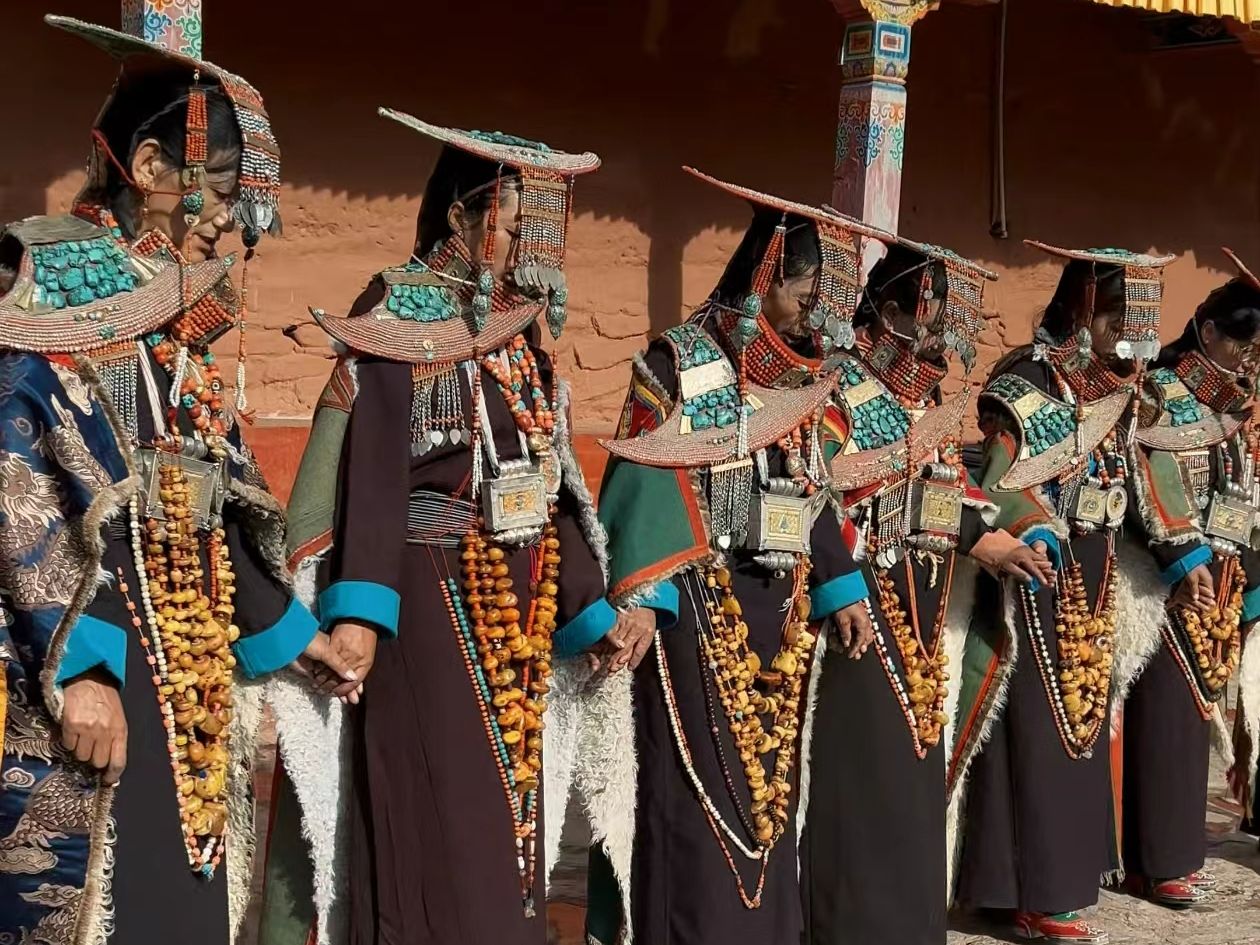 普兰飞天服饰,国家级非物质文化遗产,蒙曼老师直称"了不起!