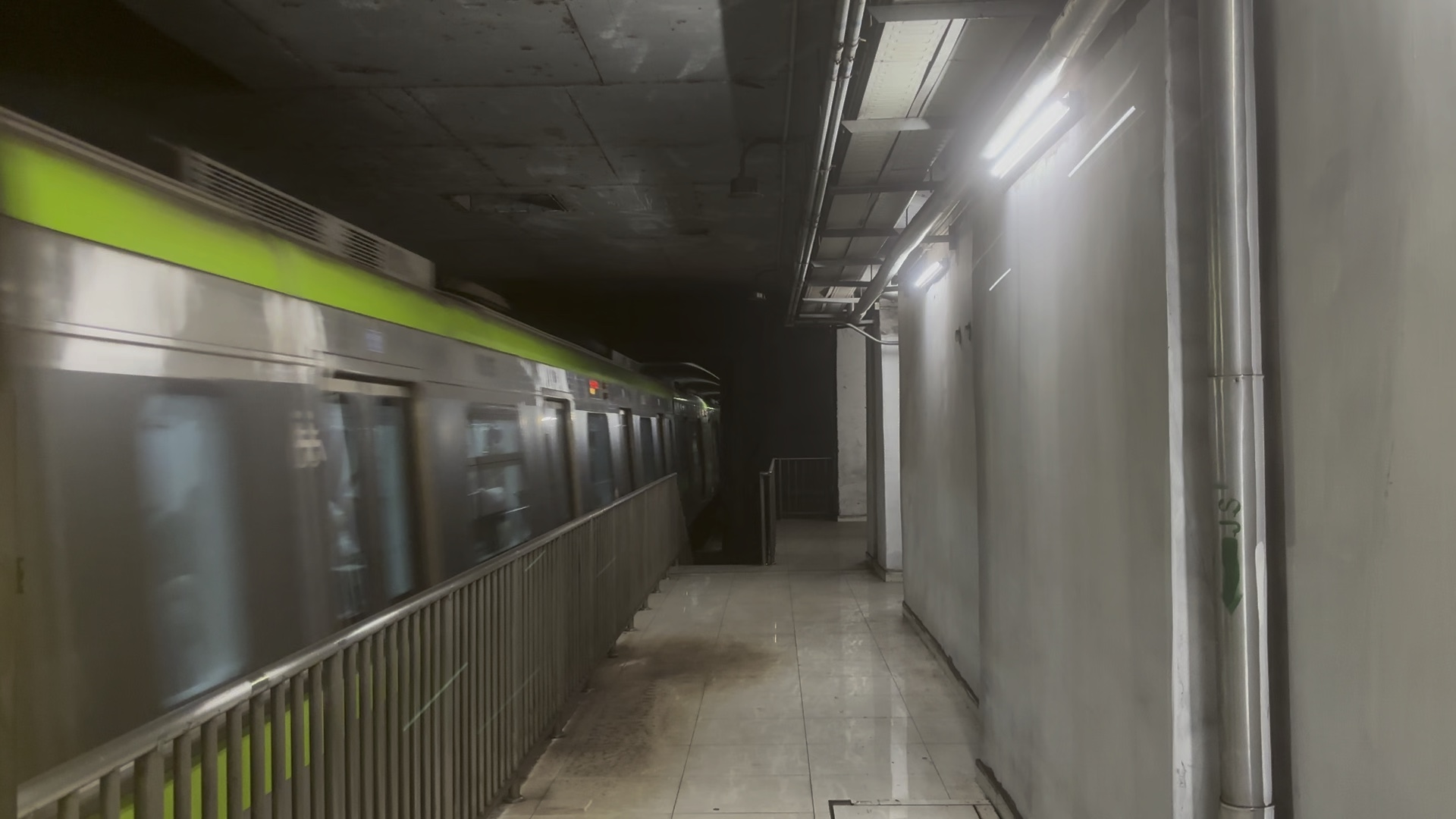 北京地铁9号线09025七里庄站国图方向进站