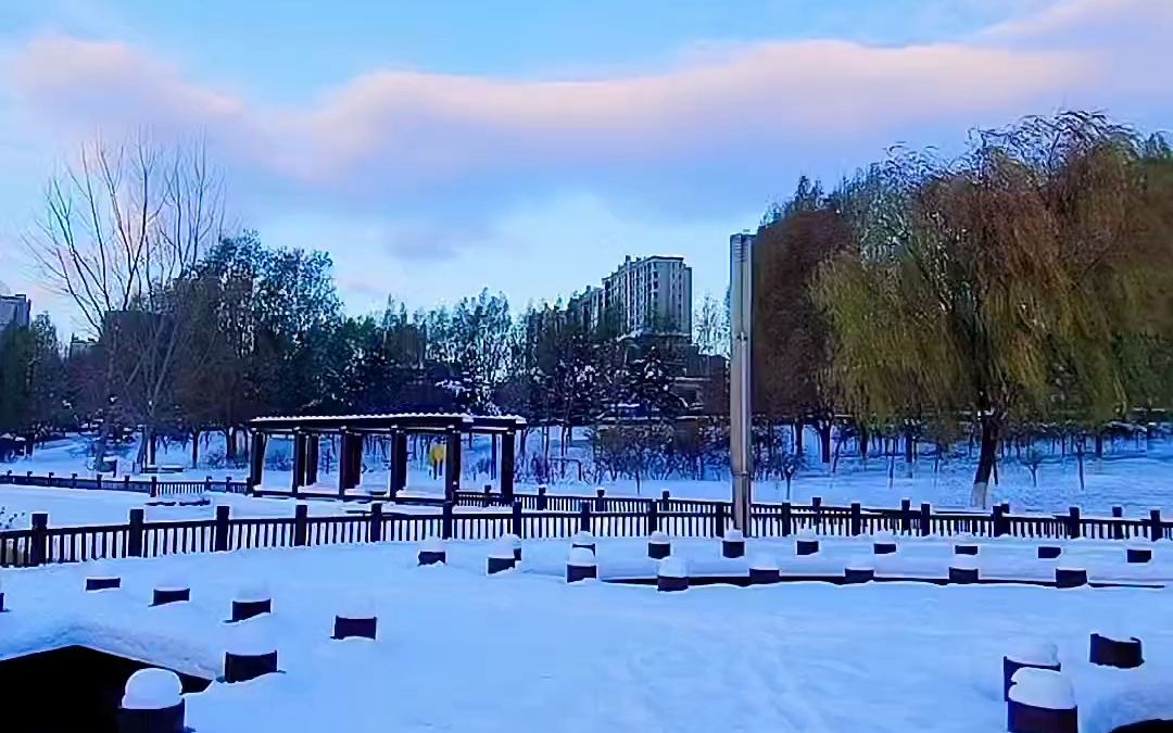 雪后初霁,云霞满天.正是“须晴日,看银装素裹,分外妖娆.”哔哩哔哩bilibili