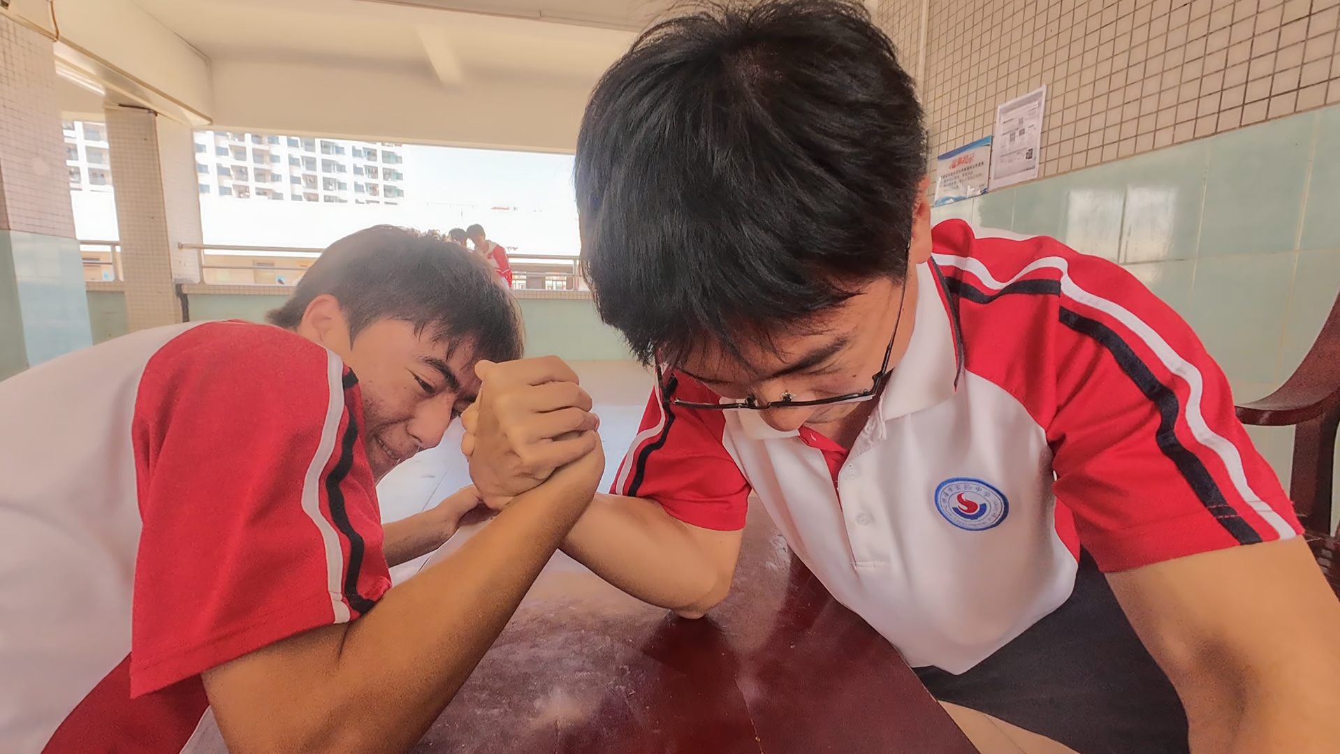 与同学切磋掰手腕