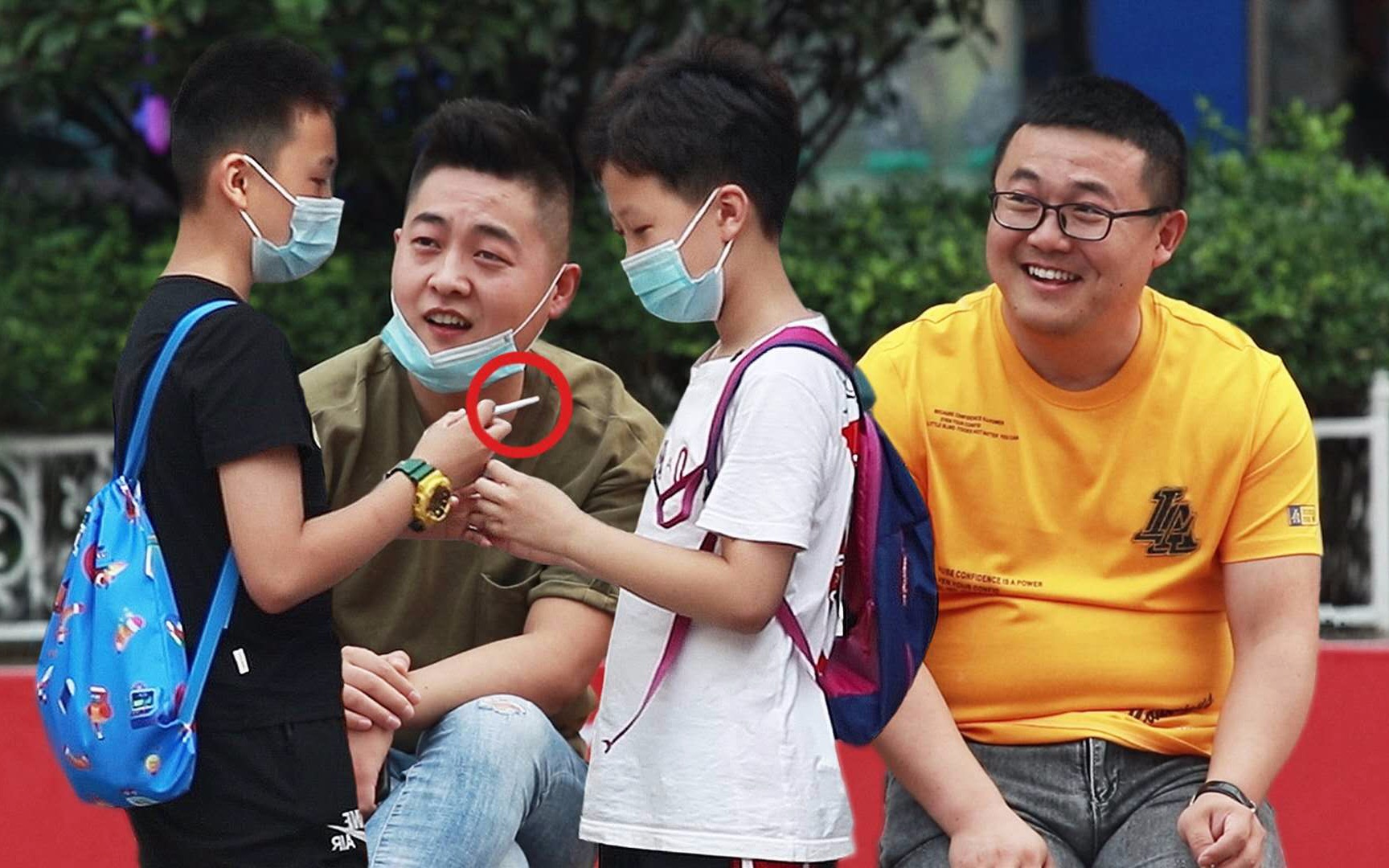 [图]当看到两个小学生在学抽烟，有人直接把烟抢走了（社会实验）