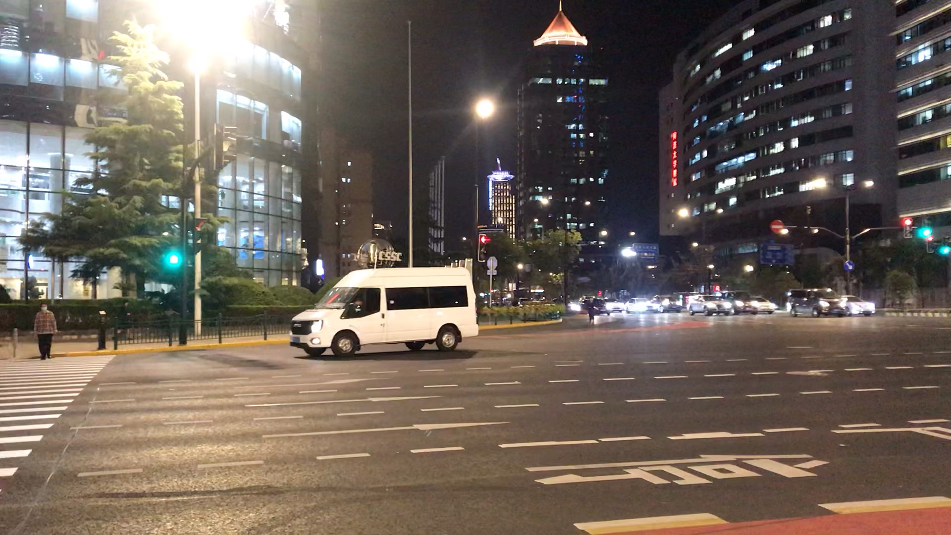 上海街景(拍摄于陆家嘴东路,浦东南路路口,夜景)