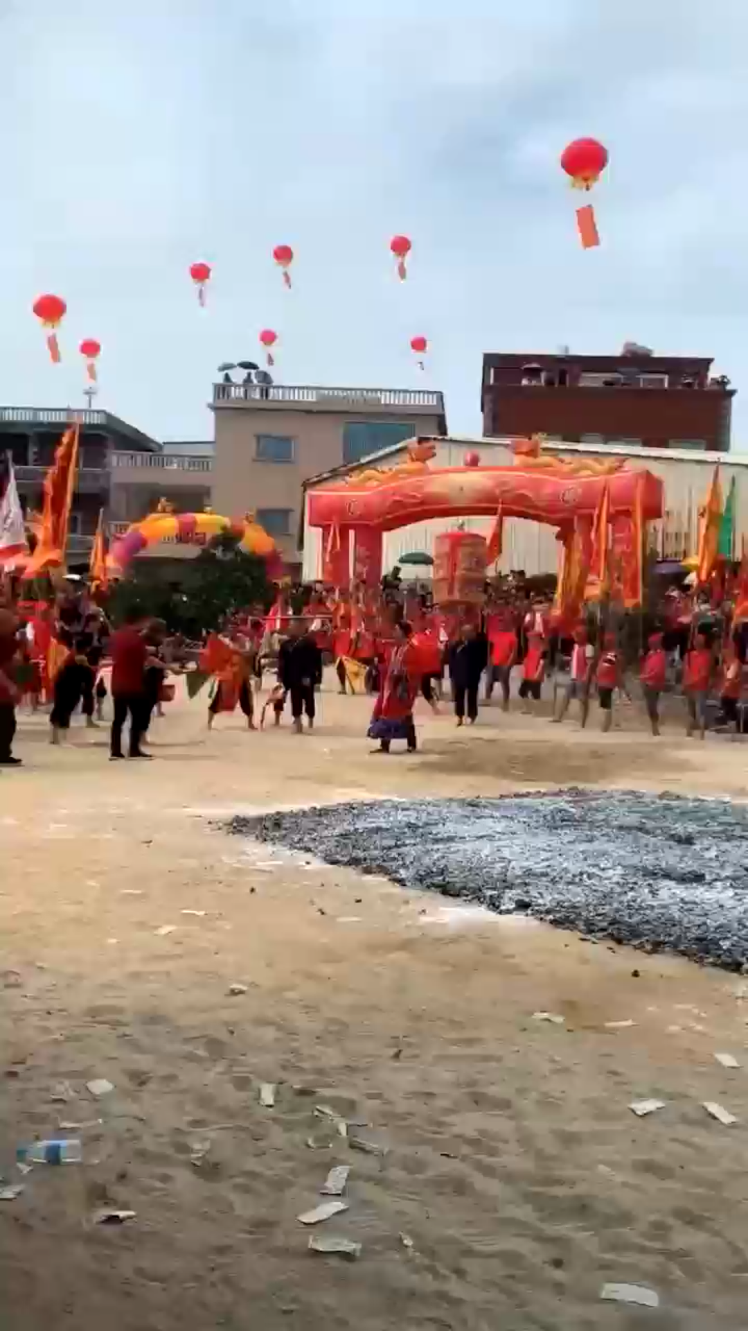 厦门农村踩火炭习俗,踩过火红的炭堆,代表着除秽祛厄、消灾避祸和祈求风调雨顺之意.哔哩哔哩bilibili