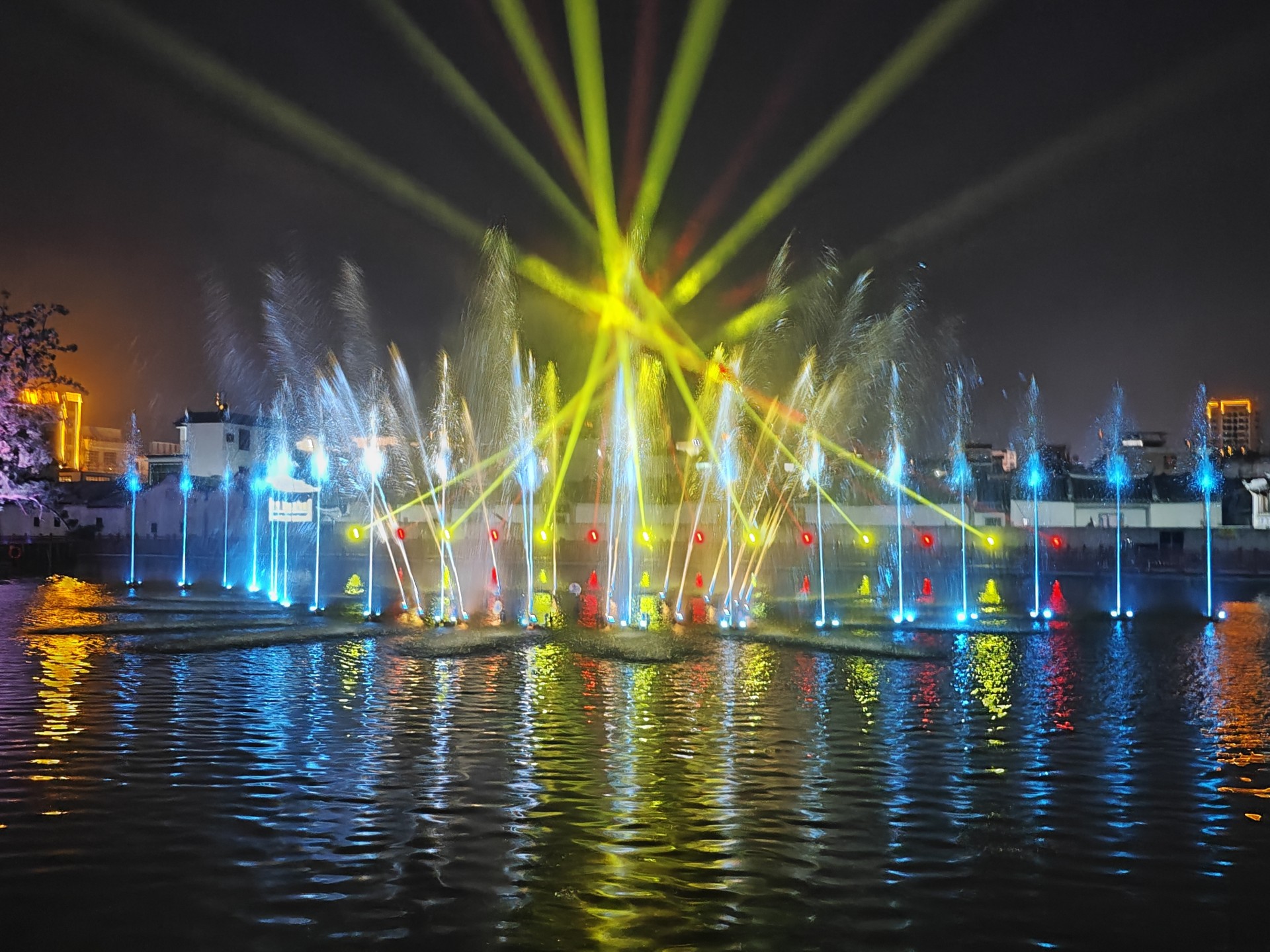 揭西灰寨新宫林村池塘音乐喷泉视频