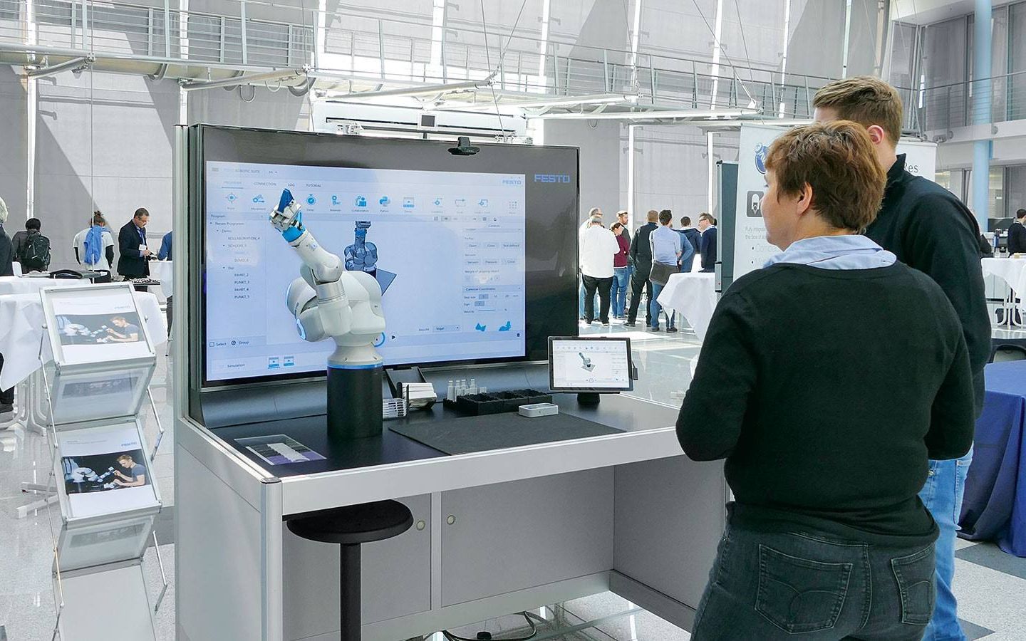 机器人坐办公室不敢想象什么都被机器取代了人的价值在哪