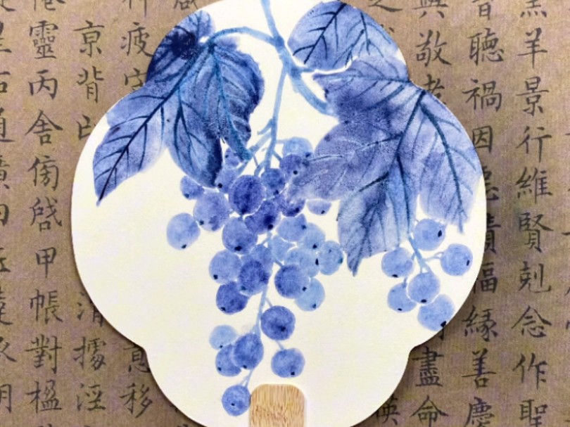 画一串清新淡雅的葡萄,国画写意花鸟手绘泼彩团扇葡萄画法哔哩哔哩bilibili